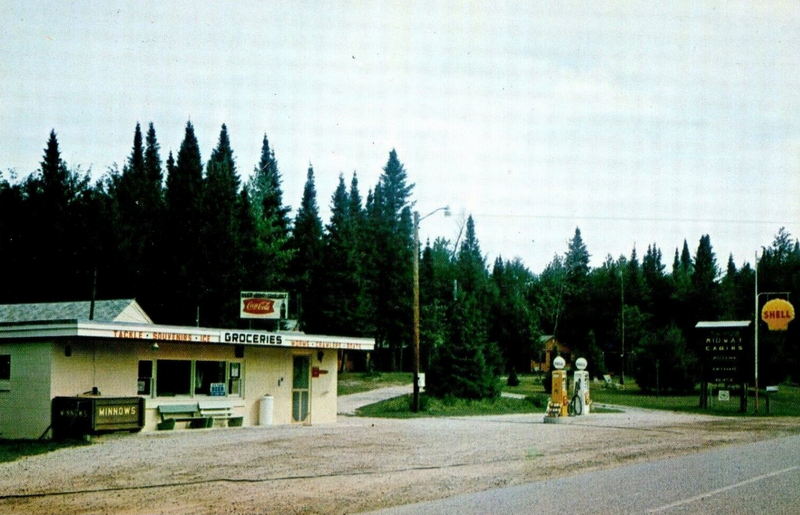 Hiawatha Cabins (Midway Cabins & Service) - Vintage Postcard